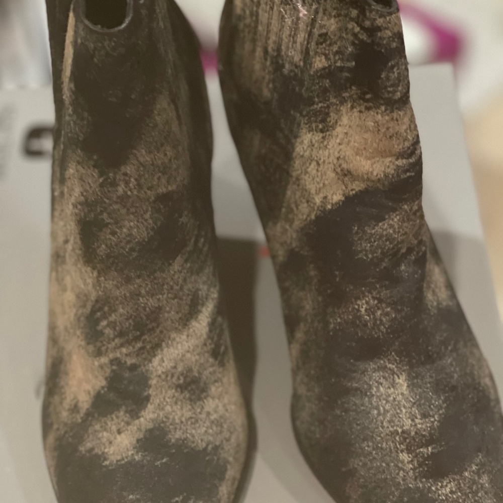 ADAM TUCKER MASONS WEDGE BOOT. TAN BLACK. SIZE 9